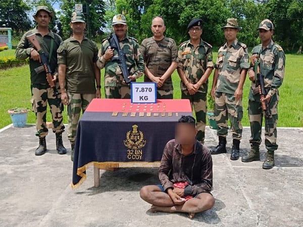 BSF Foils Gold Smuggling Attempt Arrests Indian Smuggler With 7 9 Kg